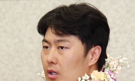 취재진 질의 답변하는 김상겸