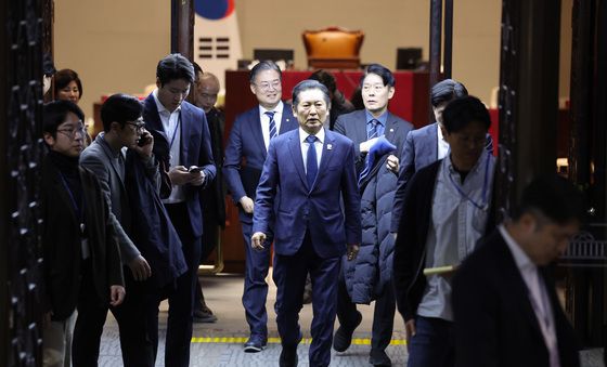 의총장 나서는 정청래 대표