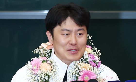 취재진 질의 답변하는 김상겸