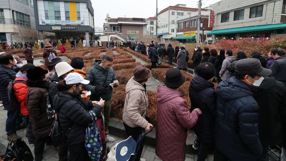 차례 기다리는 전통시장 이용 고객들