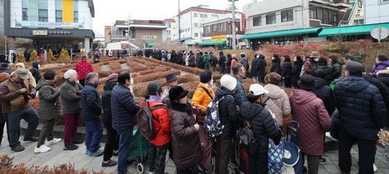 길게 줄 선 환급대기줄