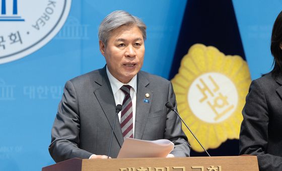 기자회견하는 서왕진 원내대표