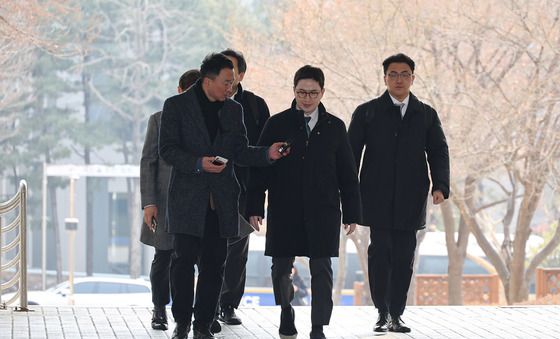 질문받는 이원모 전 비서관