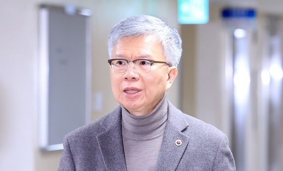 보건의료정책심의위원회의 참석하는 김택우 대한의사협회장