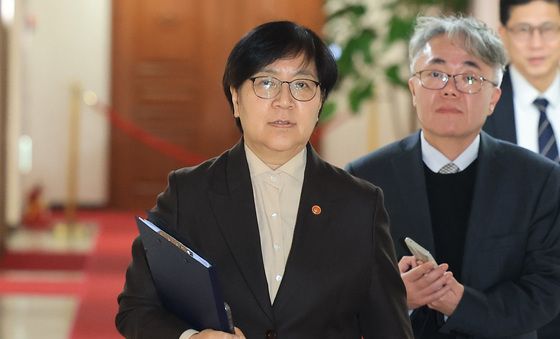 보건의료정책심의위원회의 참석하는 정은경 장관