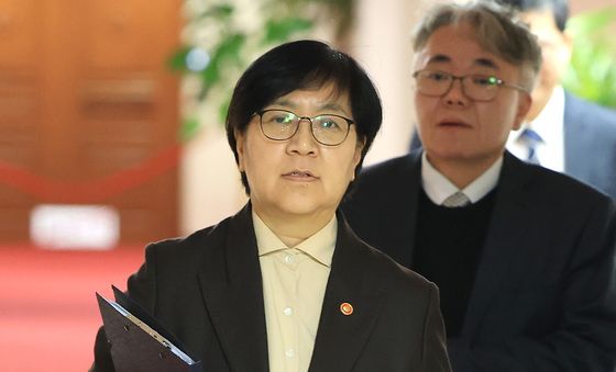보건의료정책심의위원회의 참석하는 정은경 장관