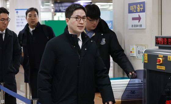첫 재판 출석하는 이원모 전 비서관