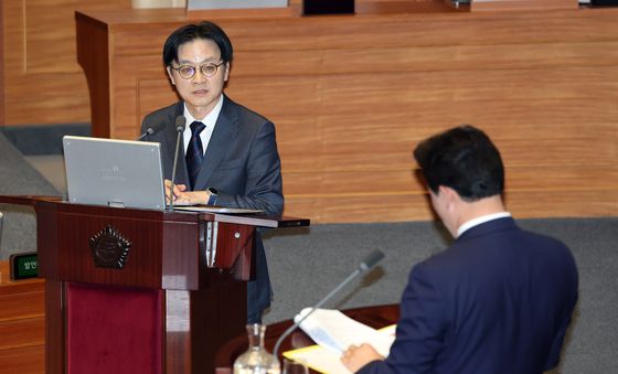 답변하는 김정관 장관