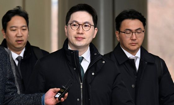 취재진 바라보는 이원모 전 비서관