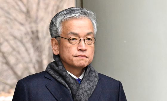 질문 받으며 법정 향하는 최상목 전 부총리