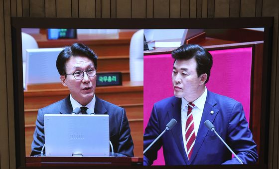 경제에 관한 질문 답변하는 김민석 총리