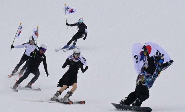 태극기 들고 설원 질주하는 스키어들