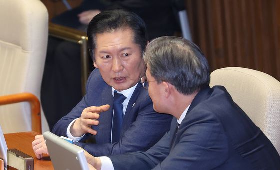 본회의장 대화하는 정청래 대표