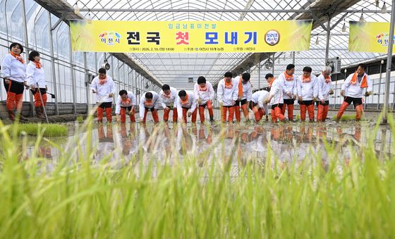 이천시, 전국 첫 모내기 실시