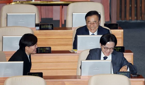 대화 나누는 세 장관들