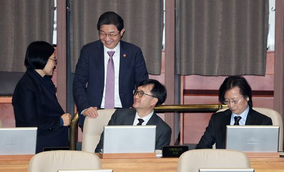 대정부 질문 자리한 국무위원들