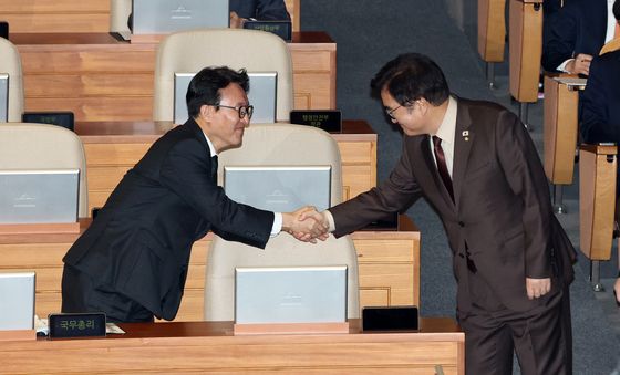 악수하는 우원식 국회의장과 김민석 국무총리