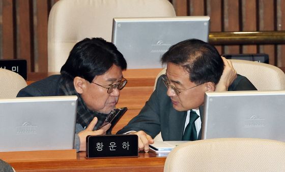 대화 나누는 황운하·신장식