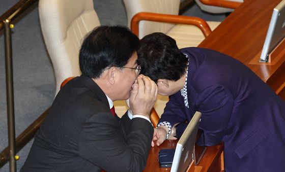 귀엣말 나누는 송언석·임이자