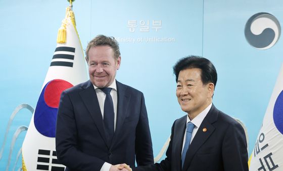 네덜란드 외교장관과 악수 나누는 정동영 장관