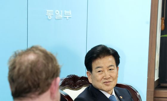 네덜란드 외교장관 면담하는 정동영 장관