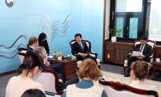 네덜란드 외교장관과 대화하는 정동영 장관