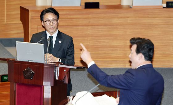 질문 내용에 항의하는 의원들 향해 손가락질하는 윤영석 의원