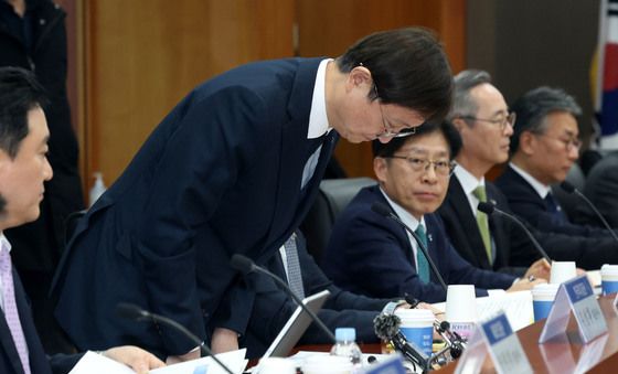 인사하는 이찬진 금감원장