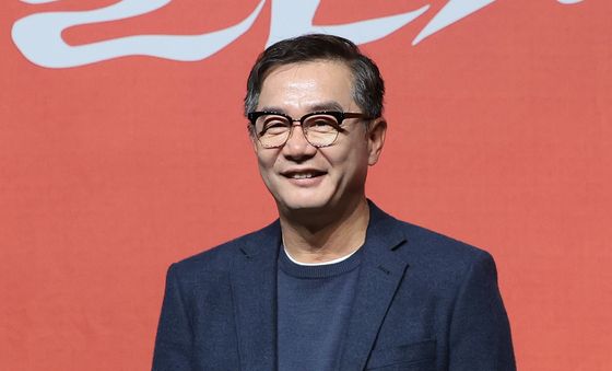 포즈 취하는 장진 감독