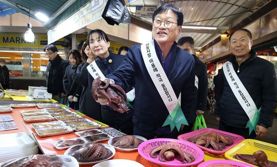 신매시장 문어 '싱싱하네'