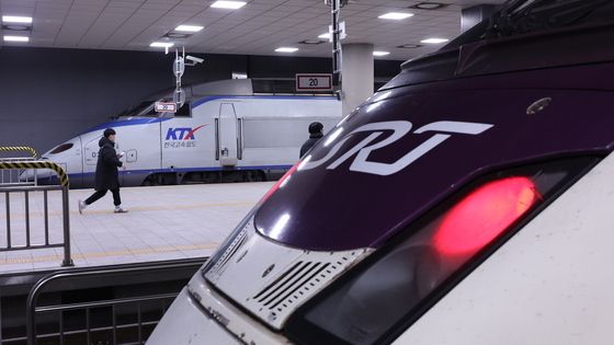 교차운행 앞두고 수서역에서 시운전 하는 KTX 열차