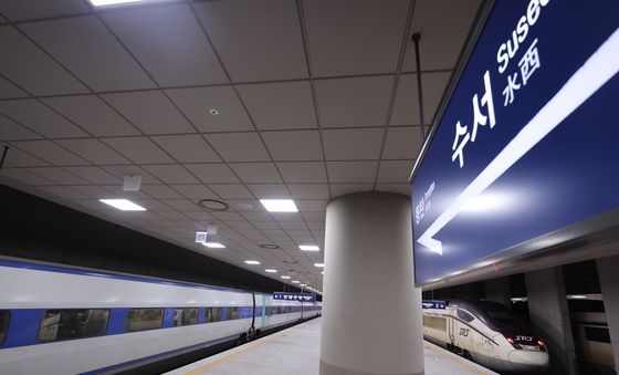 수서역에서 교차운행 안전점검하는 KTX-SRT