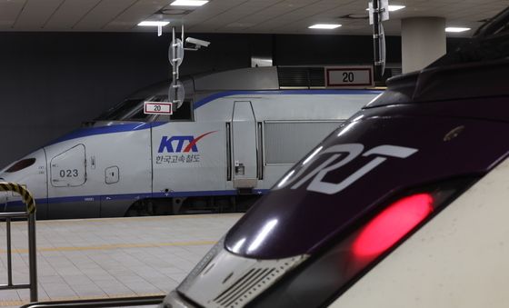 수서역에서 교차운행 앞둔 KTX와 SRT