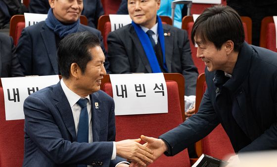 한창민 사회민주당 대표와 인사하는 정청래 민주당 대표