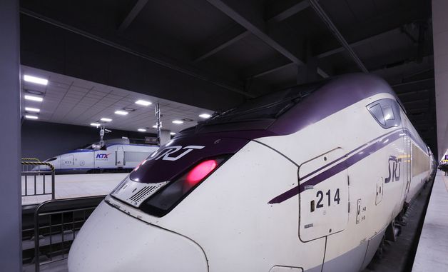 '교차운행' 진행전 시운전 진행되는 KTX와 SRT
