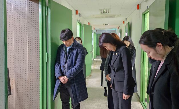 민주화운동희생자 기리는 묵념하는 강윤진 차관