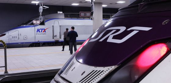 수서역에 나란히 선 KTX와 SRT