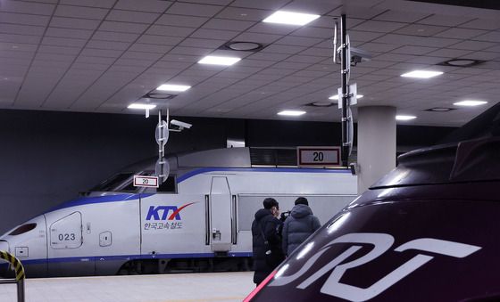 수서역에 나란히 선 KTX와 SRT