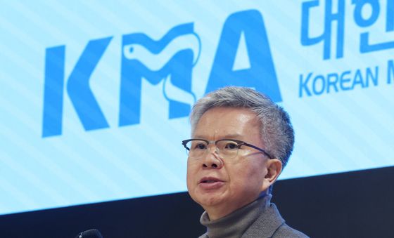 보정심 관련 브리핑하는 김택우 의협회장