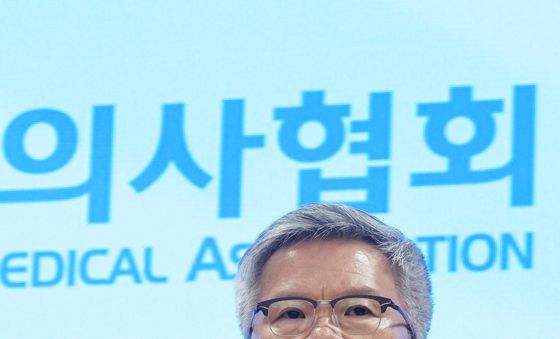 2027년 의대정원 확정 발표에 대한 입장 발표하는 의협회장