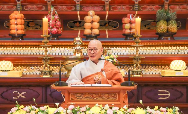 청와대 불자회장 취임 법회에서 법어 낭독하는 진우 스님