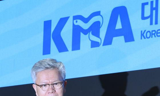 브리핑 위해 이동하는 김택우 회장