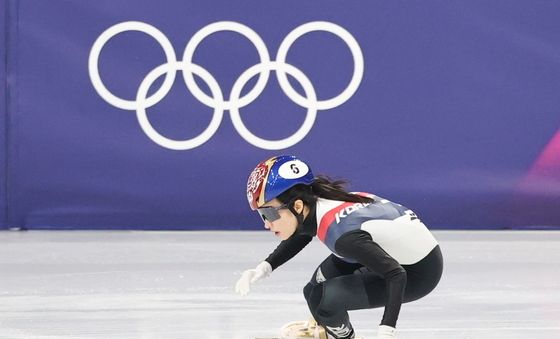 경기 앞두고 몸푸는 최민정