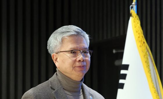 단상으로 향하는 김택우 의협회장