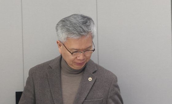 브리핑 위해 이동하는 김택우 회장