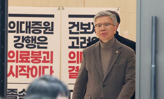 브리핑 위해 이동하는 김택우 의협회장