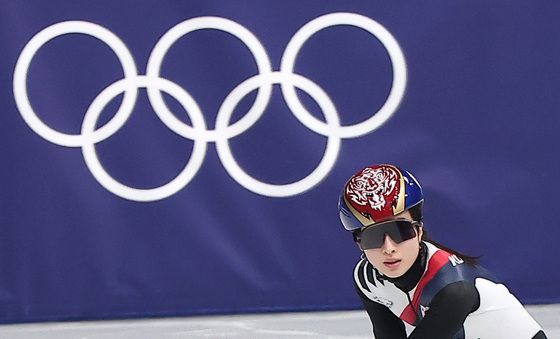 기록 확인하는 김길리