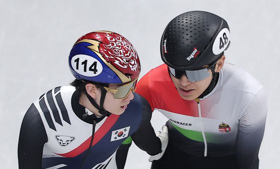 서로 격려하는 신동민·문원준