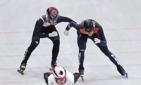 인코스 파고드는 황대헌