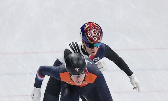 인코스 파고드는 황대헌